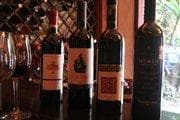 Una amplia variedad de vinos para ofrecerle.