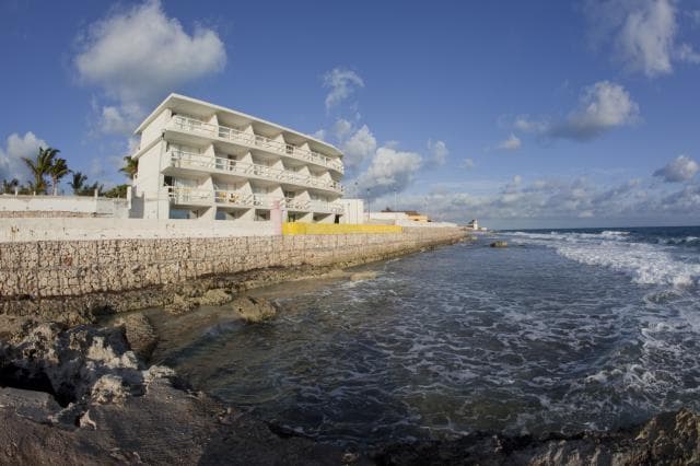 Hotel junto al mar
