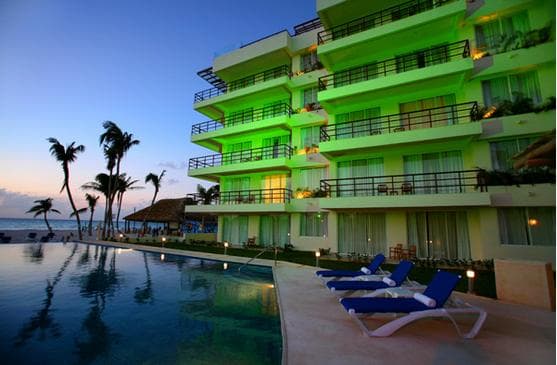 Ixchel Beach Hotel de noche